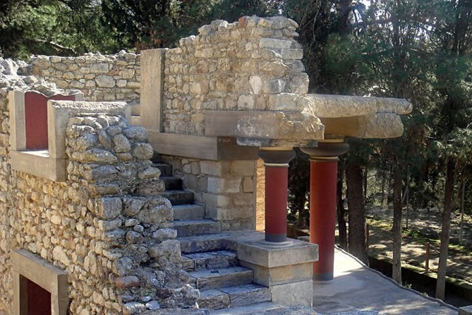Day trip to Knossos Palace and Heraklion city by coach in Crete